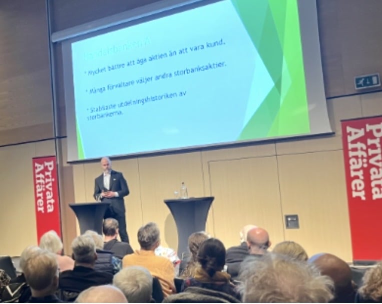 Privata Affärer anordnade Stora Placeringskvällen på Waterfront i Stockholm och sist på ut på scenen var ingen mindre än aktieskägget Hernhag. Jag var den som inte betalade för att få stå på scenen och mina aktietips handlade om feta högutdelare.