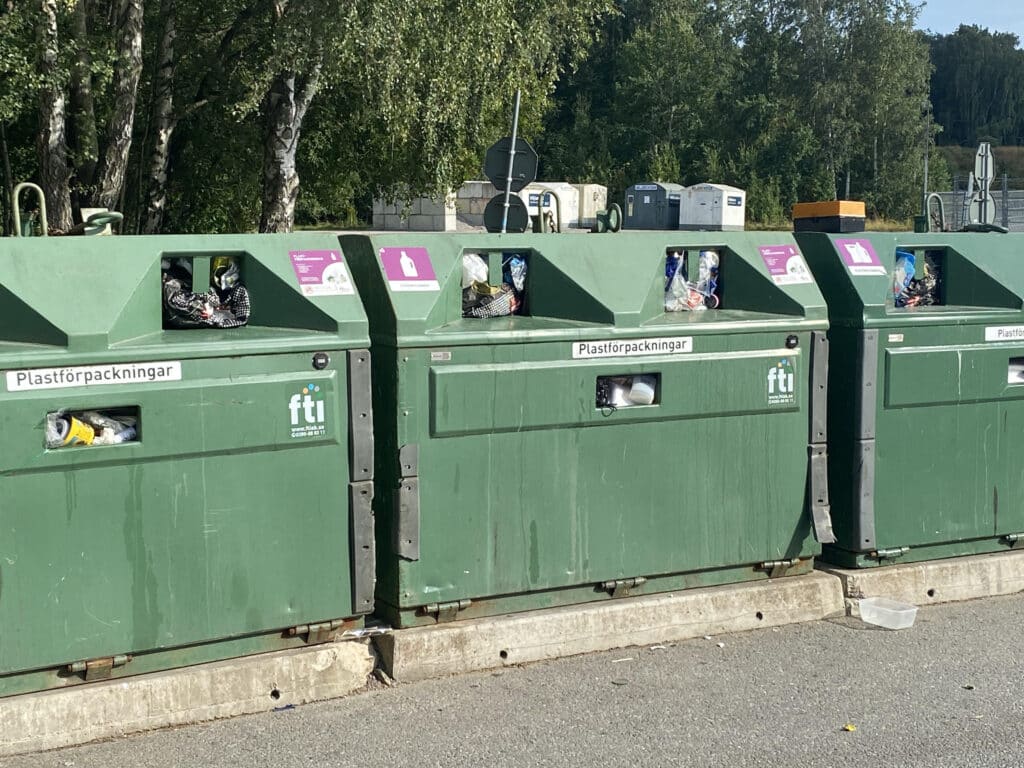 Nyspråket inom sophanteringen förskönar. Våra ord formar våra tankar. Genom att förändra språket kan de som styr i samhället påverka hur vi ser på omvärlden, dölja obekväma sanningar och få oss att acceptera allt mer kontroll. Sopshanteringen är det mest uppenbara exemplet. 