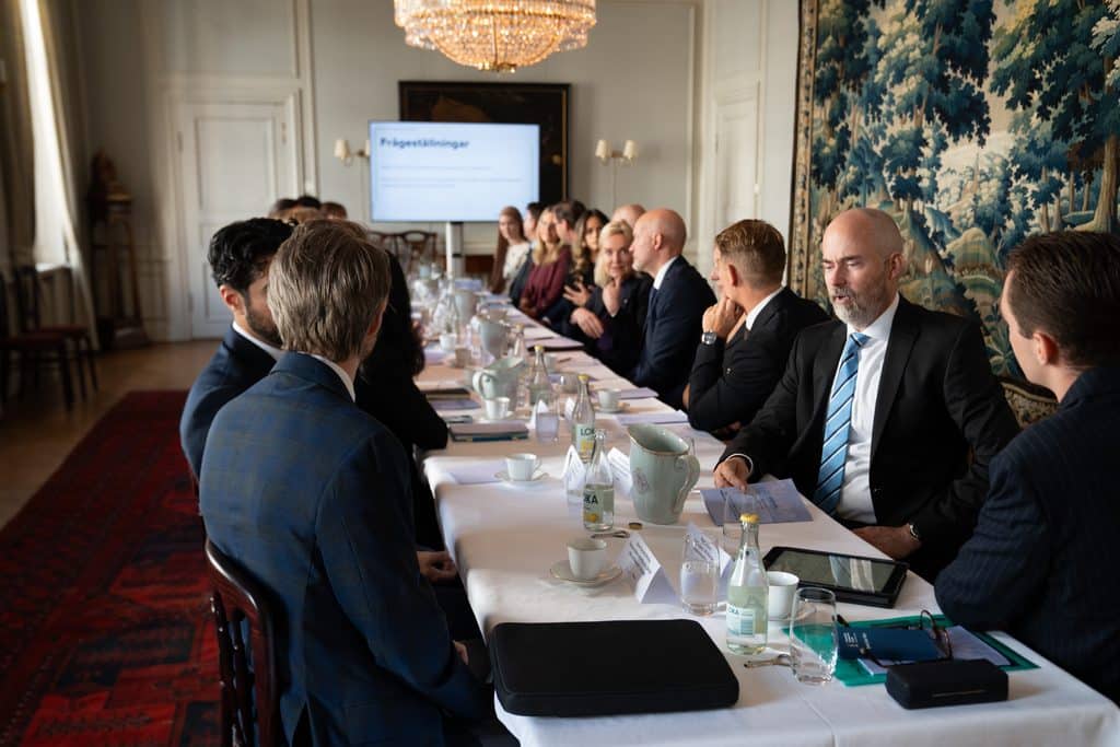 Samtal om ungas finansiella hälsa på nätet.