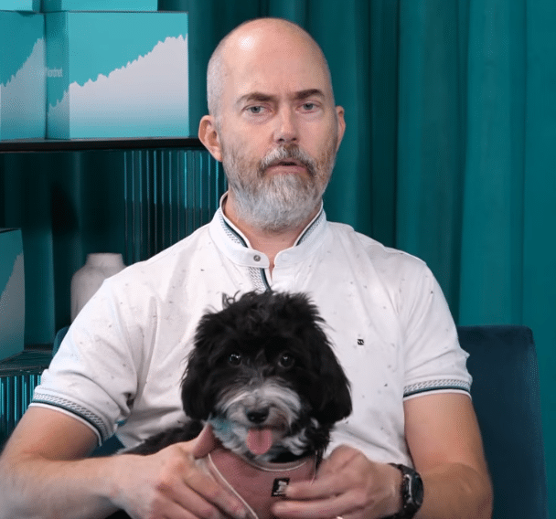 Marcus Hernhag och hunden Pepita i Nordnets Sparpodden. Hon rörde sig likt aktiemarknaden oförutsägbart och i olika riktningar, rena finansvalpen. 