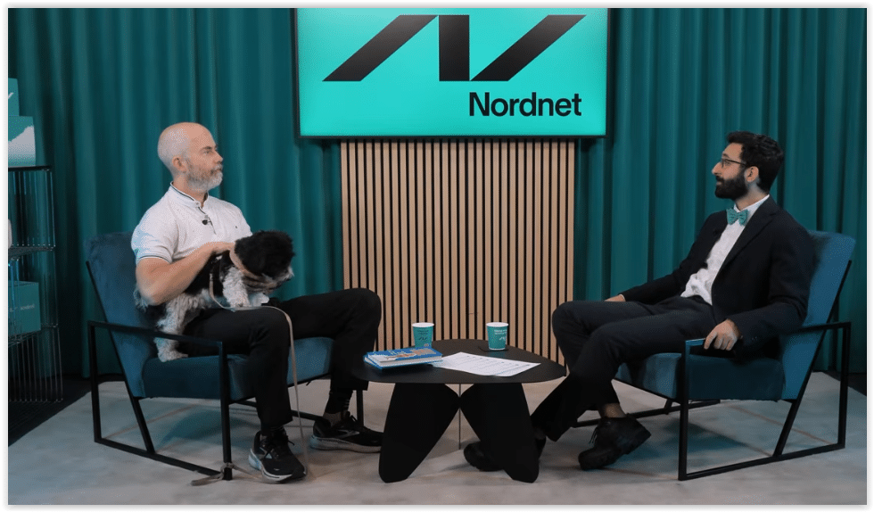 Finansvalpen Pepita samt Marcus Hernhag och Ara Mustafa i studion. 